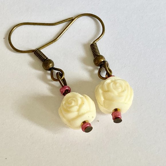 Vintage White Cream Rose Bud Flower Earrings Gold Brass Tone Dainty Carved Beads - Picture 7 of 12